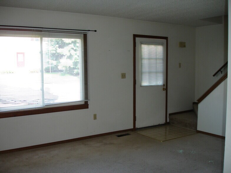 Building Photo - 108 N Elm St