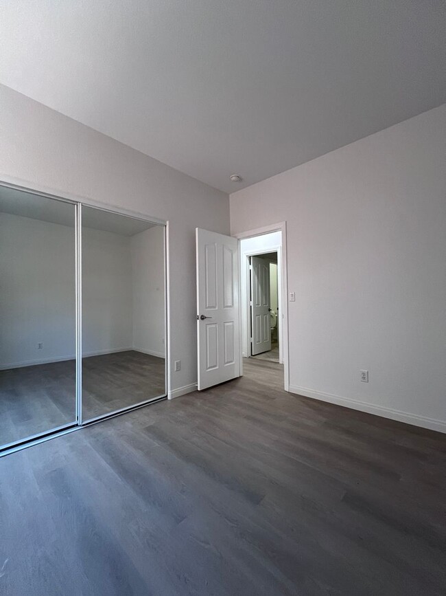 Building Photo - Stunning 4-Bed 3 Car Garage Gated Single S...