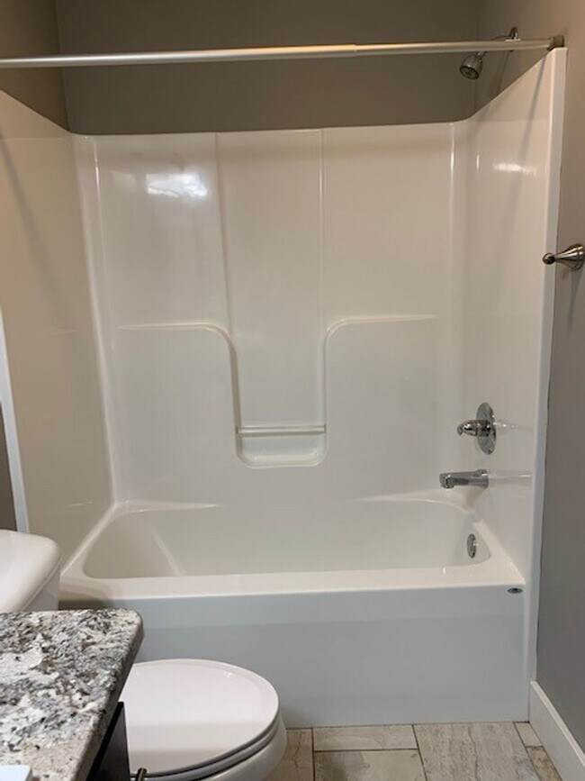 Building Photo - Beautiful Open Layout 3 Bedroom 2 Bath 3 C...