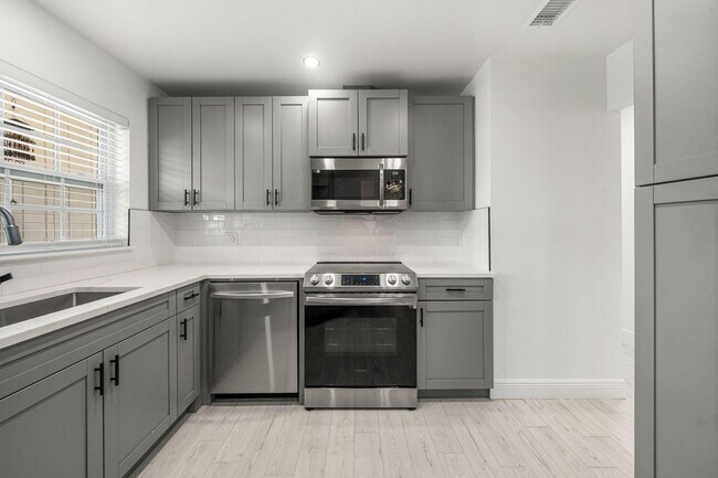 Building Photo - 908 Hibiscus Dr