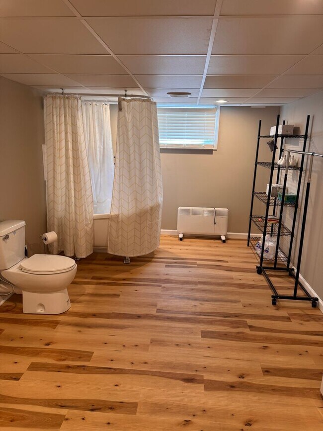 Building Photo - 4 Bedroom || 2 Bathroom Single Family Home