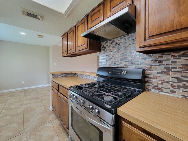 Building Photo - BEAUTIFUL 3 BEDROOM 2 BATH UPDATED HOME WI...