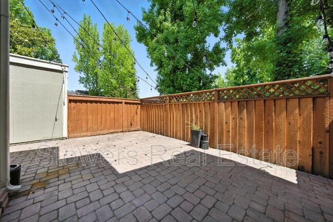 Building Photo - 617 Garden Creek Pl