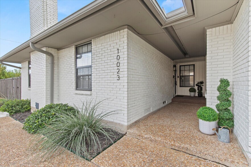 Building Photo - 10023 Olmos Dr