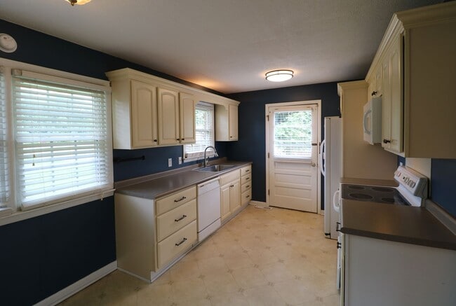 Building Photo - 120 Sunnybrook Ct