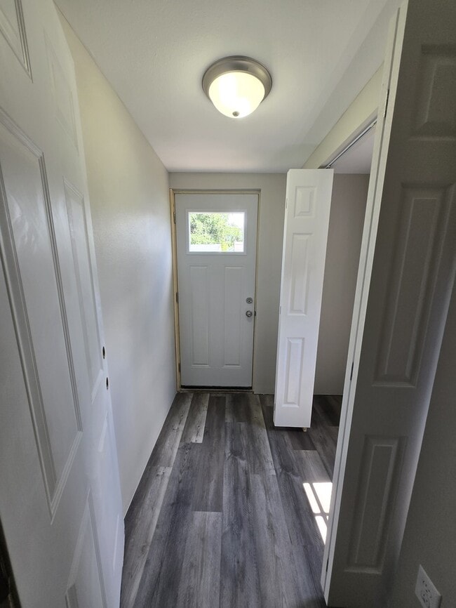 Building Photo - 317 6th Ave N