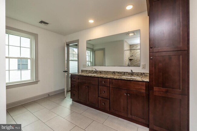 Building Photo - 411 James St