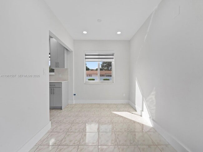 Building Photo - 104 E 58th St