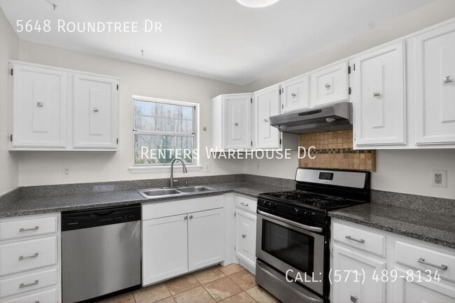 Building Photo - 5648 Roundtree Dr