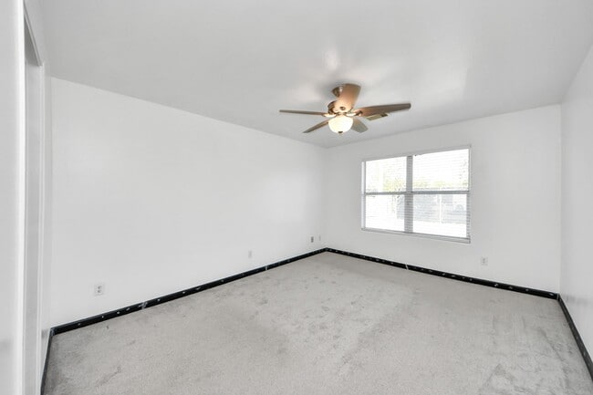Building Photo - 3827 Dogwood Tr