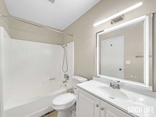 Building Photo - Stunning 3BD/2BA 2nd Floor Condo in Chula Vista W/ A/C, W/D, 2 Balconies, Community Pool & Spa!