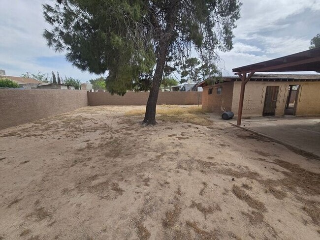 Building Photo - Spacious 3bd/1ba in a HUGE GATED Property!