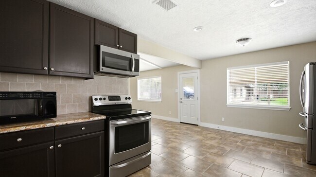 Building Photo - 1511 Sungail Dr