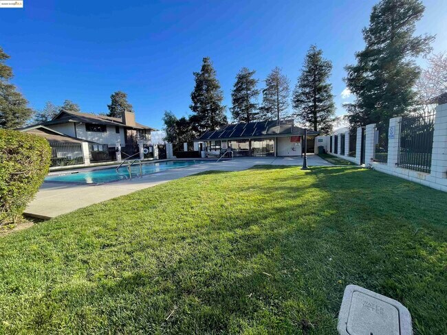 Building Photo - 2416 Shadow Ln