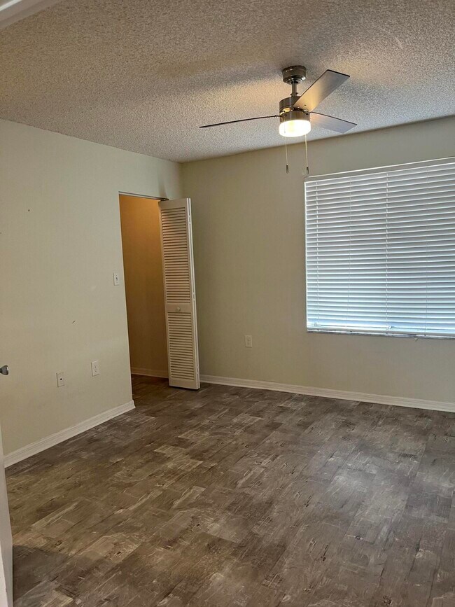 Building Photo - 6104 Glenmoor Dr