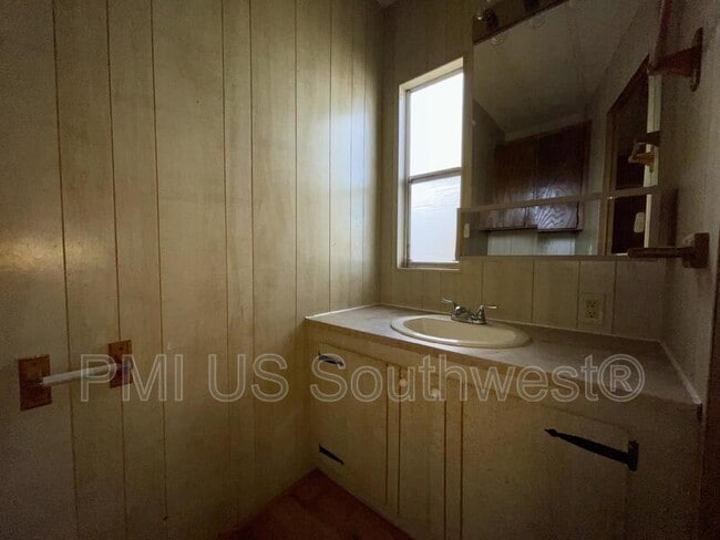 Building Photo - 1054 Riverview Dr