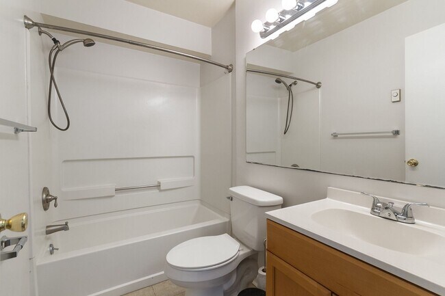 Building Photo - 2 Bed/2 Bath with loft. Close to Campus On bus line.