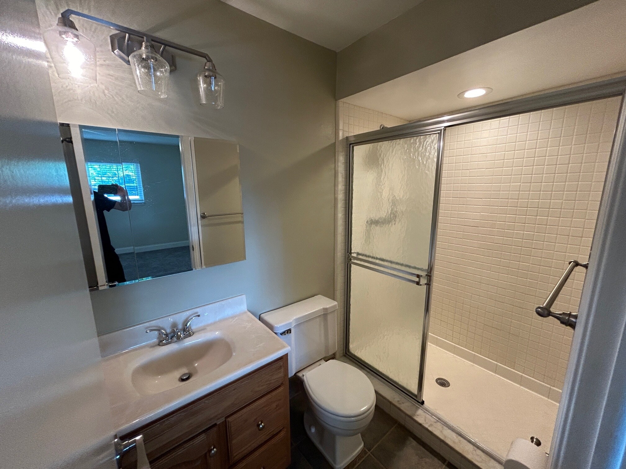 Building Photo - 683 E Fox Hills Dr