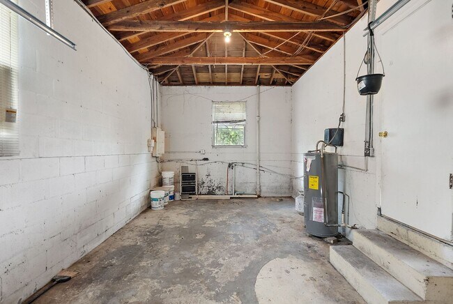 Building Photo - 623 37th Ave S