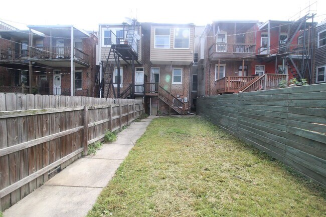 Building Photo - 2026/2027 JHU Off-campus Large 5bd/2.5ba home w/ Parking Spot! Available now