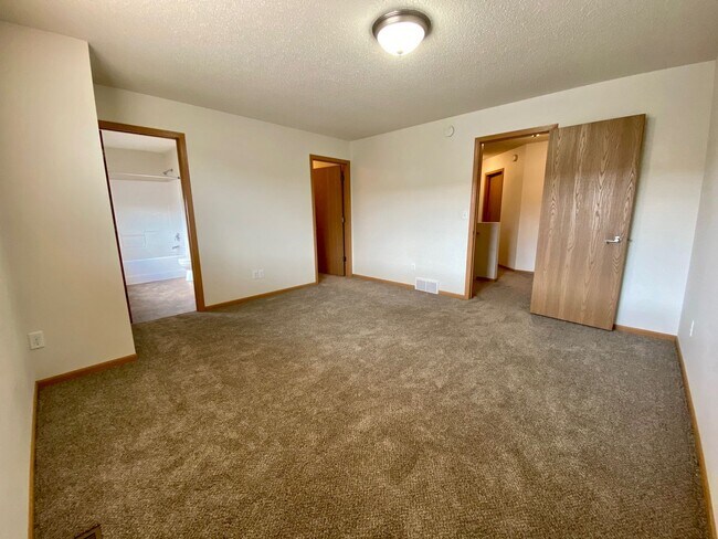 Building Photo - Spacious 4 Bedroom Townhome in Great Neigh...