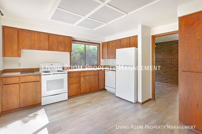 Building Photo - Mid-Centruy Single Level Townhouse - New U...