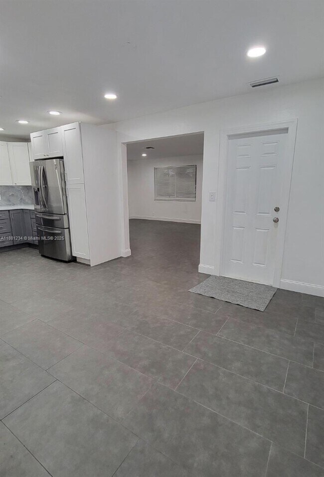 Building Photo - 1020 NW 45th Ct