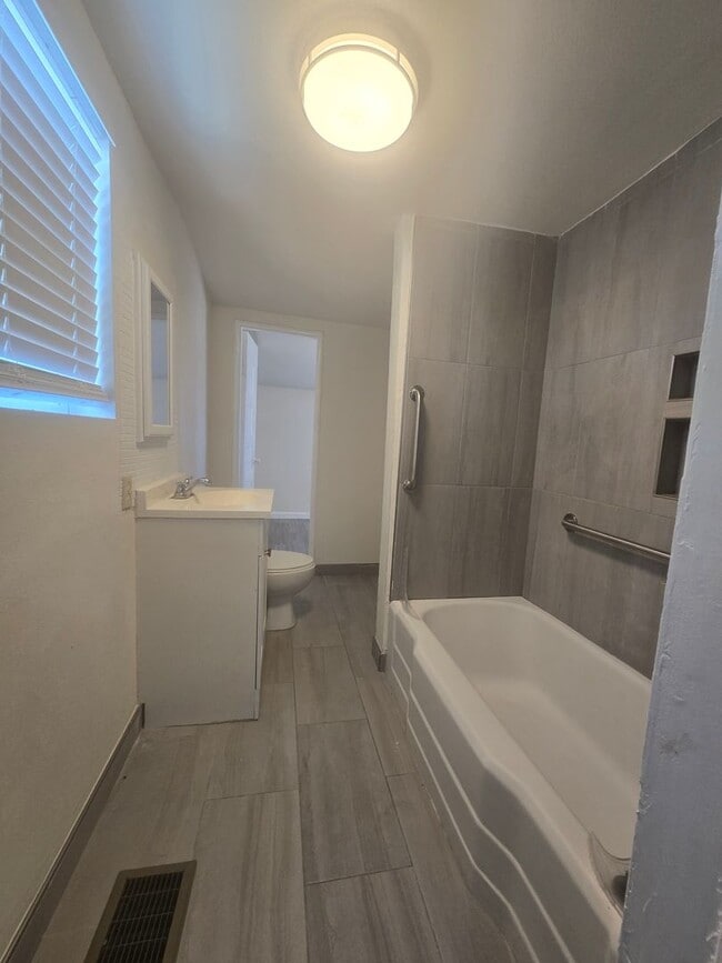 Building Photo - 3 Br 1 Ba available Now