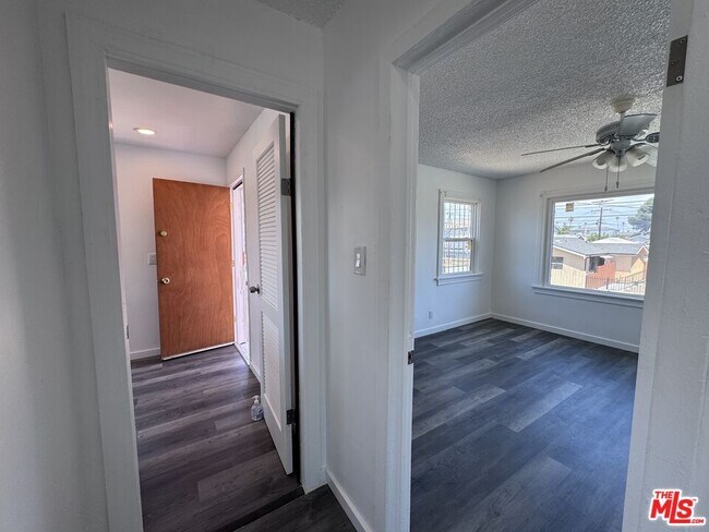 Building Photo - 858 W 88th St