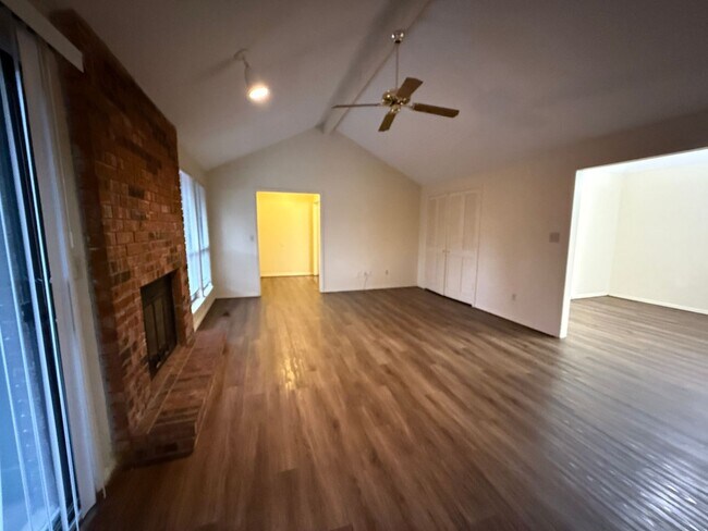Building Photo - Huge Master Suite, culd-du-sac, Jenks Scho...