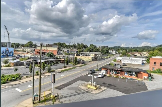 Building Photo - Stunning Furnished Townhouse in the South ...