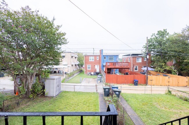 Building Photo - Lovely 3 BR/2 BA Semi-Detached Home in Nor...