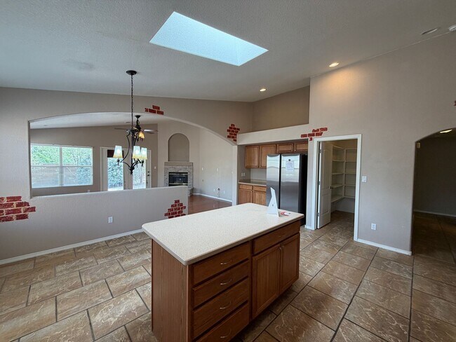 Building Photo - 3 Bedroom Single Story Home Available Near Dellyne Ave NW & Unser Blvd NW!
