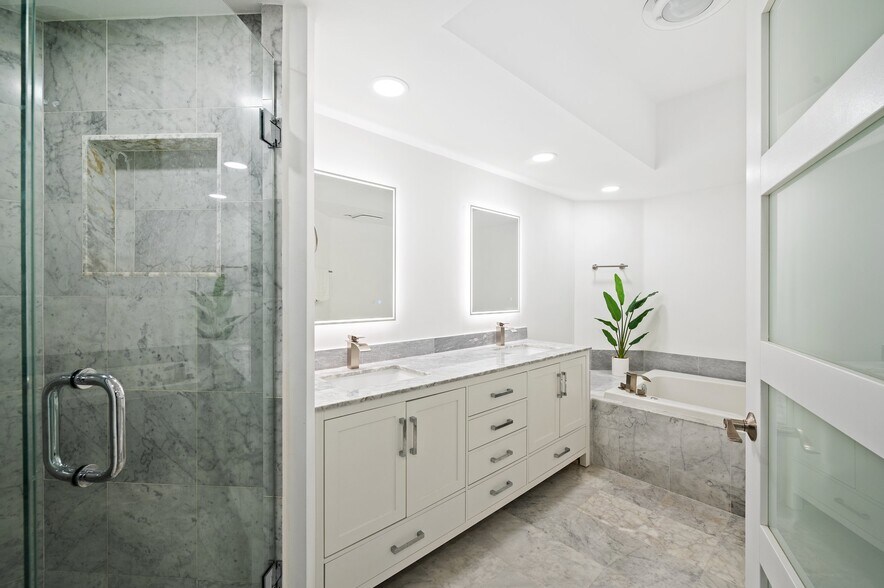 Building Photo - 16485 Collins Ave