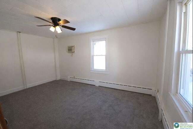 Building Photo - 221 Oak St