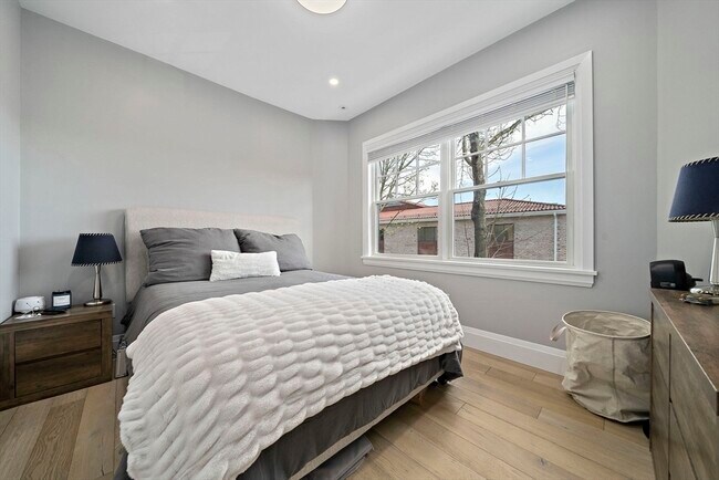 Building Photo - 144 Linden St