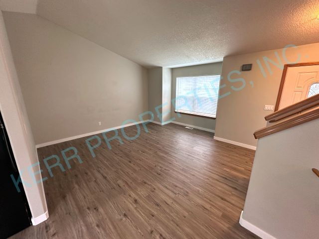 Building Photo - Charming 3-Bed Oasis with 2.5 Baths in Sandy, OR – Spacious 1,542 Sq Ft Gem on Jade Glen Ave!