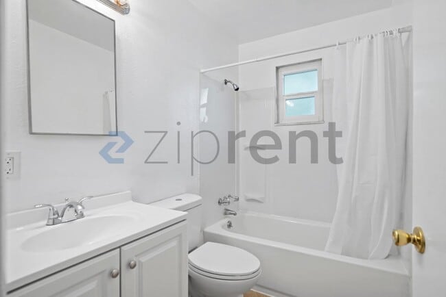 Building Photo - 1883 Robin Ln