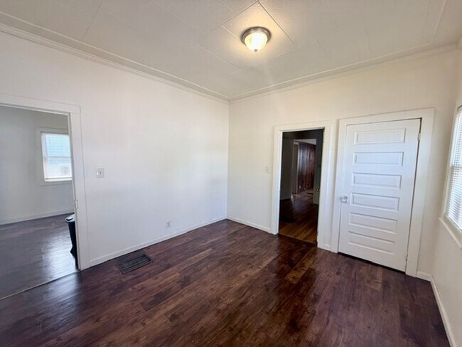 Building Photo - 4 Bedroom Single Family Home in West Haven