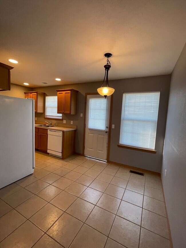 Building Photo - 3 Bedroom Home in Clever Available Now!