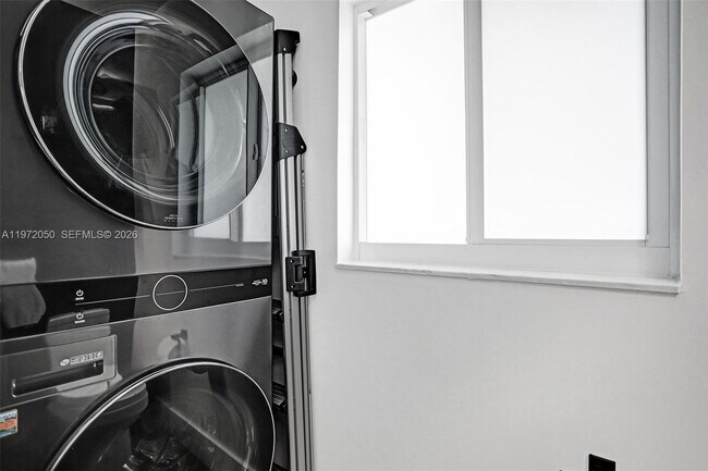 Building Photo - 3320 NE 13th Ave