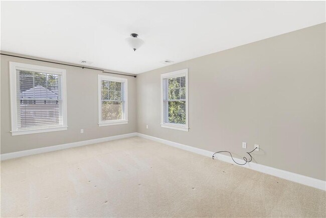 Building Photo - 18 Vanderbilt Ln