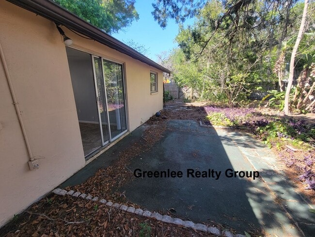 Building Photo - Spacious 2 Bed/ 1 Bath Triplex Apt. Trash and Lawn Included!