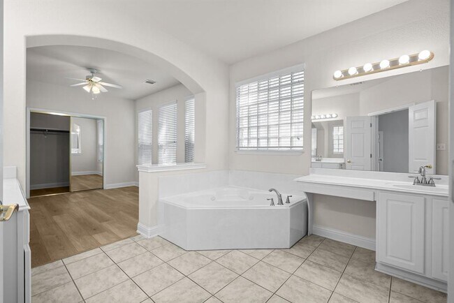 Building Photo - 6819 Chalk Hill Dr