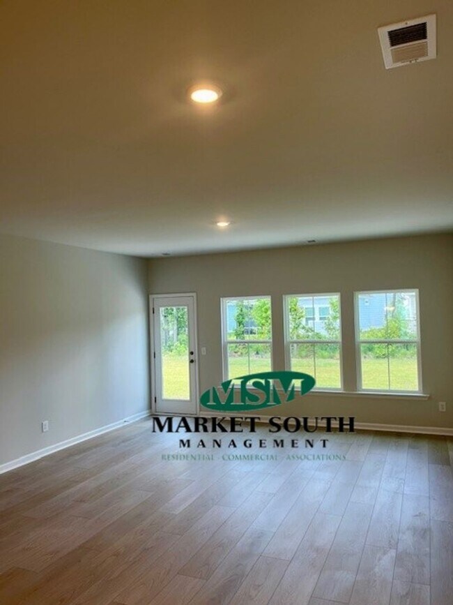 Building Photo - 114 Binscombe Ln