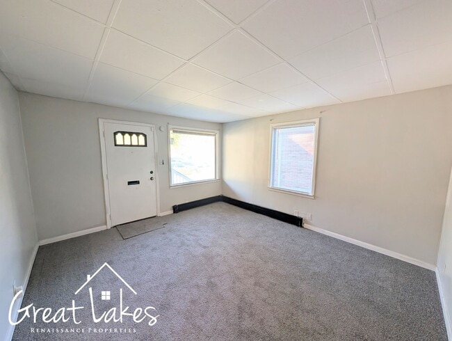Building Photo - Lovely 3 Bedroom 1 Bathroom now available ...