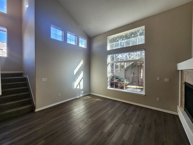 Building Photo - Corner Unit 2 Bed Townhome