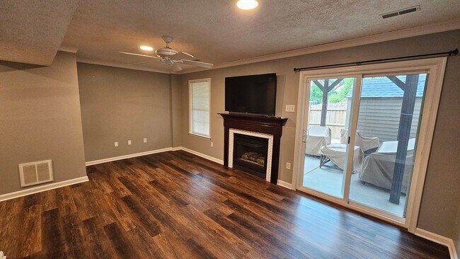 Building Photo - DON'T MISS THIS STUNNER!  3 Bedroom End Unit Townhome in Quiet Location!