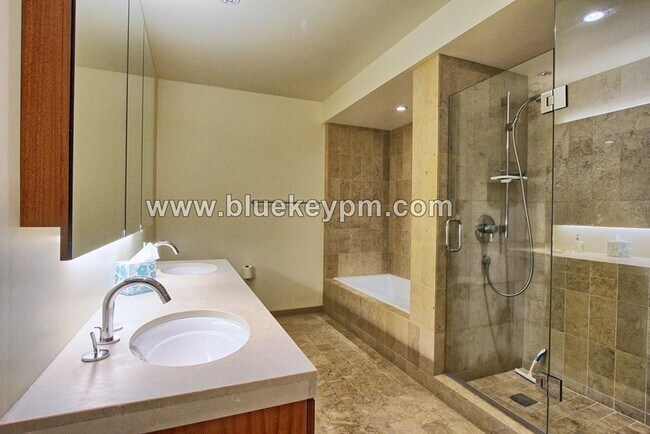 Building Photo - 2 Bed, 2 Bath Condo with Den at Atwater Place in Portland