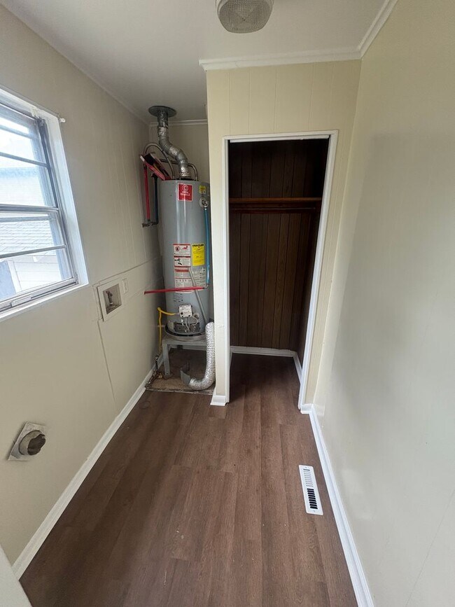 Building Photo - 3 Bedroom and 2 Bathroom home.